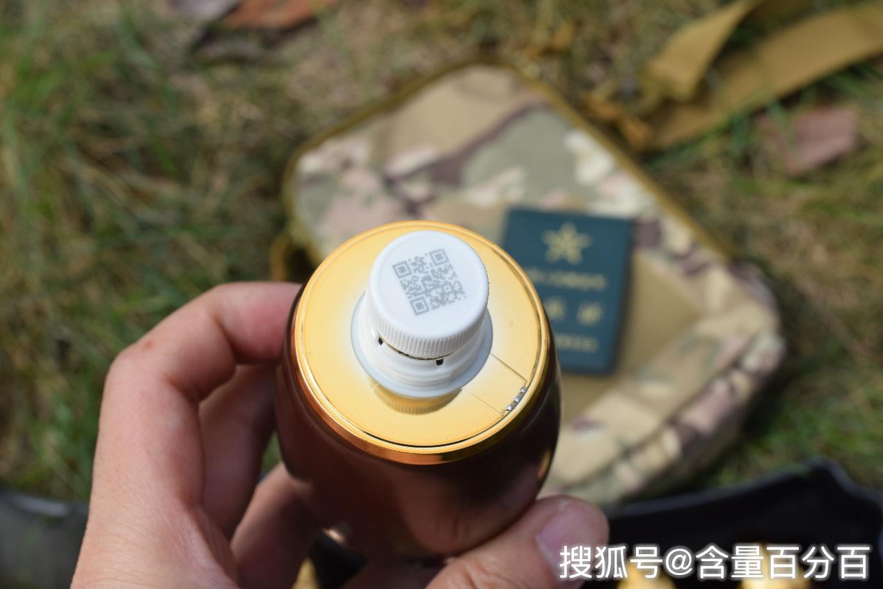 酒盖分为两个,一个是大的子弹头镀金外盖,内部还有一个偏软的塑料瓶盖