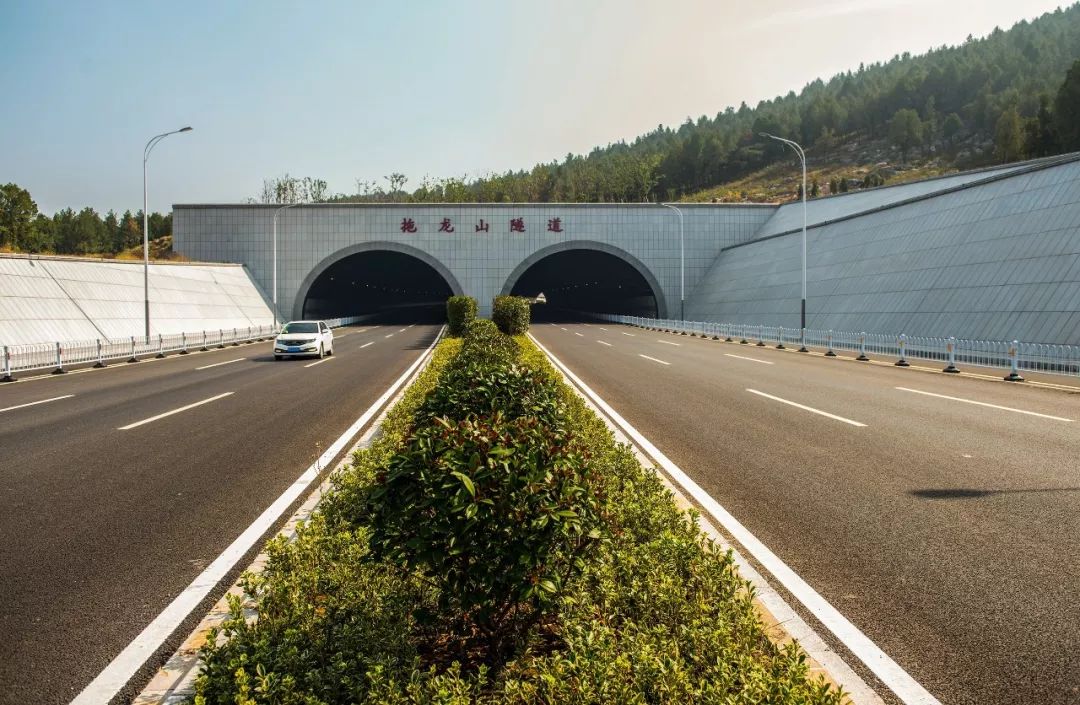 站在上跨京沪铁路立交桥上,可依稀看到东侧的拖龙山隧道.