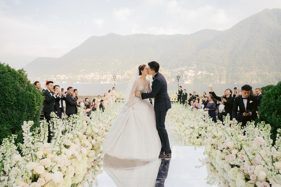 文咏珊与圈外男友意大利办婚礼 身穿婚纱美艳动人