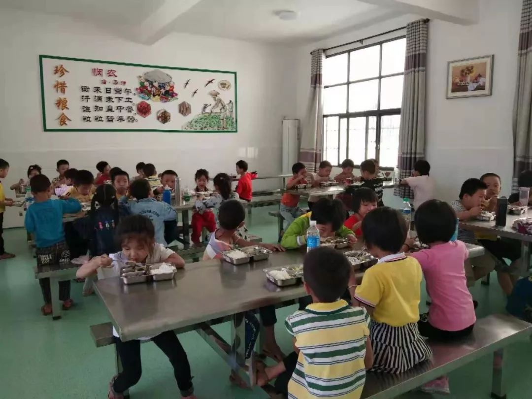 10月11日中午,42名学生正在鹄山坑里小学餐厅吃着干净卫生,安全可口的