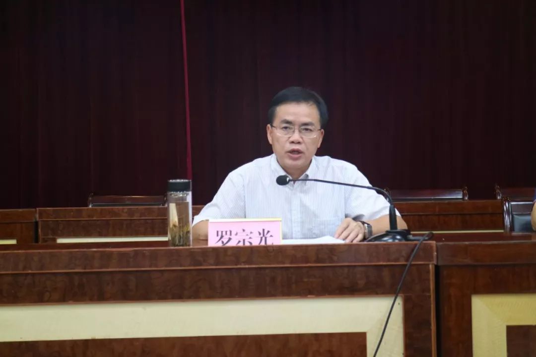 县委书记罗宗光等县四家班子领导在我县分会场出席会议.