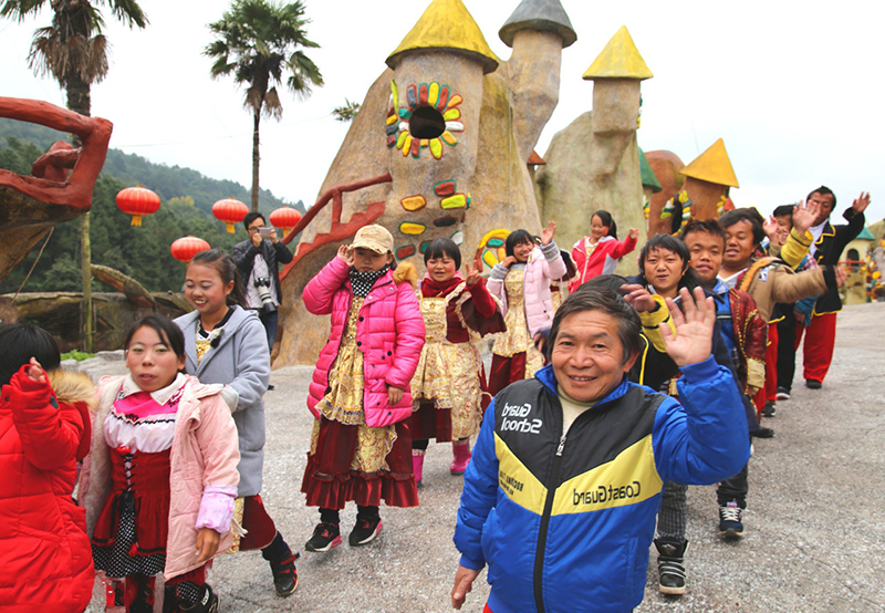 我国唯一的"矮人王国",身高不到1.3米,住蘑菇屋似童话世界!