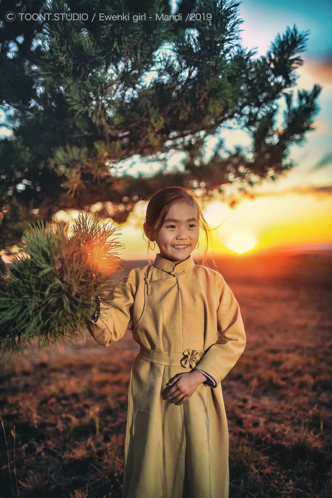 鄂温克族姑娘的服饰图片