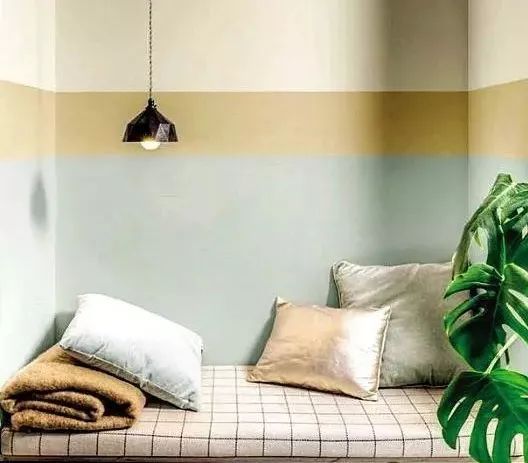 本已生气满满的豆蔻青再加上温婉细腻的中性色调,更