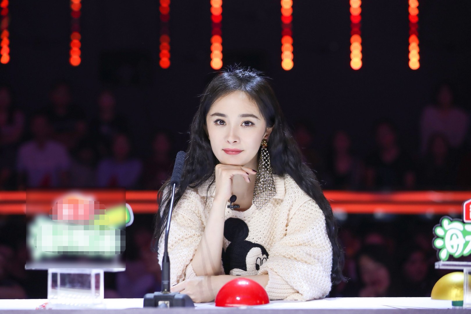 杨幂戴渔网耳环录《达人秀》,少妇与少女造型相互切换没违和感