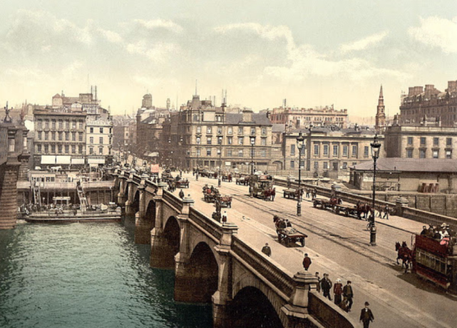 照片拍摄于英国维多利亚时代,伦敦的市区与架在泰晤士河上的石桥,这