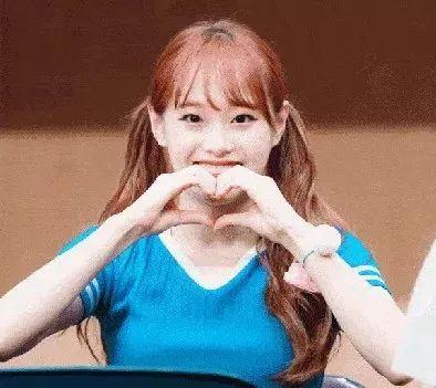 女团"本月少女"中的成员金智雨发明的新版韩式比心"chuu heart"在新歌