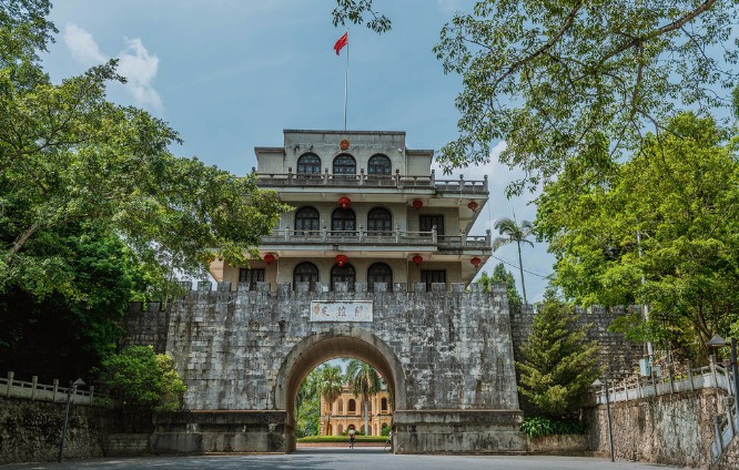 游南疆门户友谊关感受历史沧桑和逛浦寨边贸城