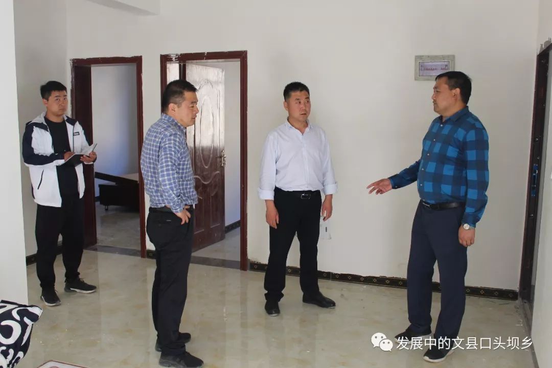 张小虎王广毅在口头坝乡检查指导集中安置点建设工作