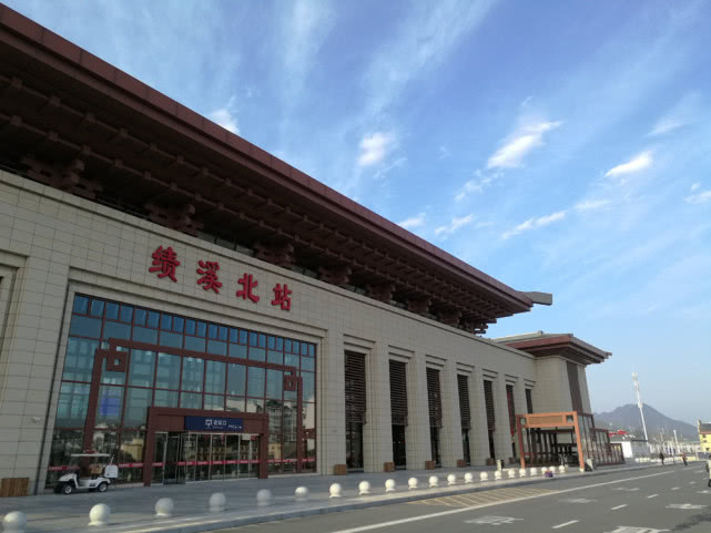 2015年6月28日,伴随着合福高速铁路开通运营,绩溪北站投入使用 .