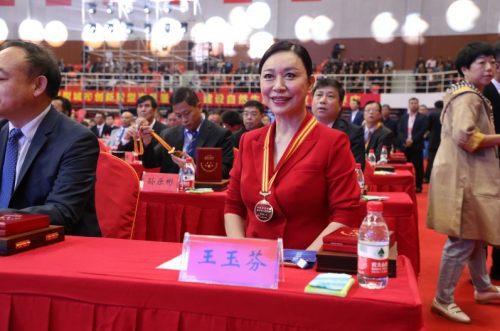 王玉芬董事长荣膺枣庄市外来投资企业家功勋奖章