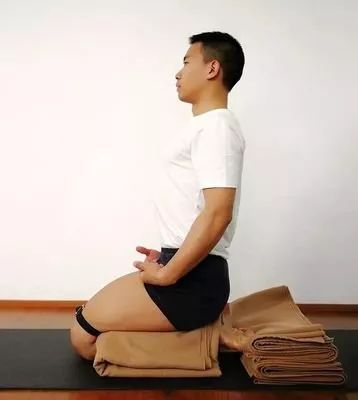 如何缓解英雄式雷电坐脚背疼痛