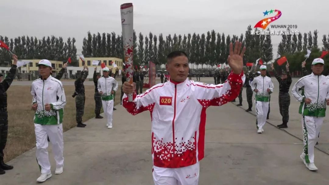 距离军运会开幕还有6天军运会火炬在武警特警学院传递