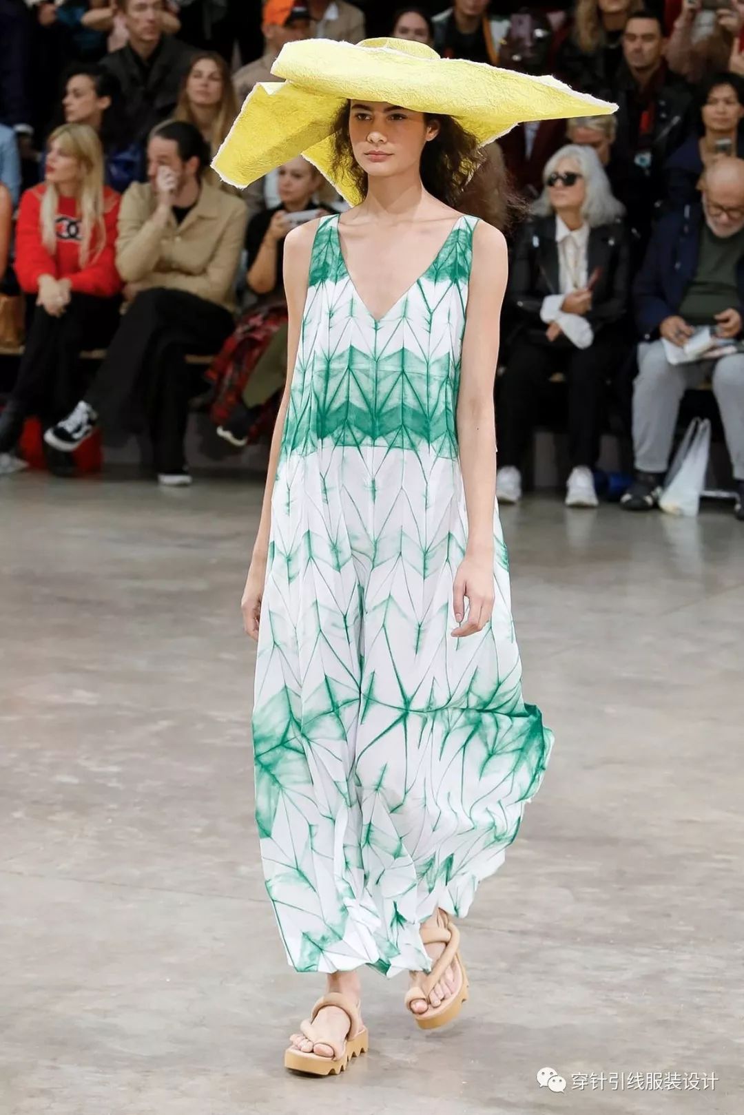 从天而降的长裙滑板穿梭模特三宅一生2020春夏大秀多的是你想不到的