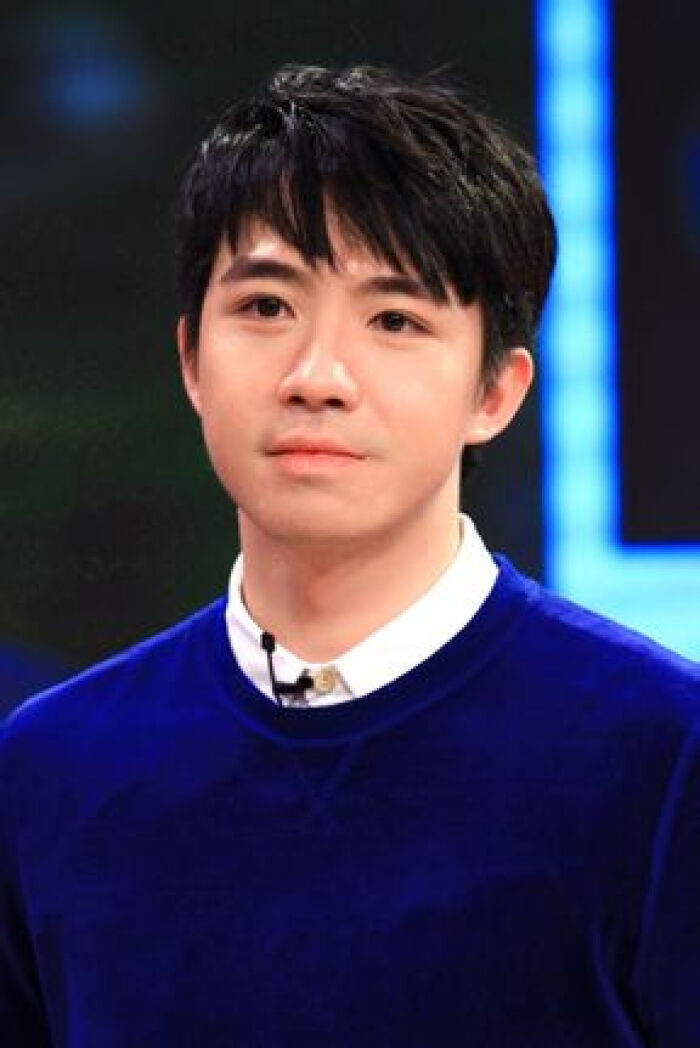 俞灏明翻包合作流量明星翻包视频植入营销效果如何明星翻