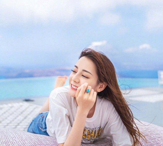 蓝天白云,迪丽热巴海边清新自拍