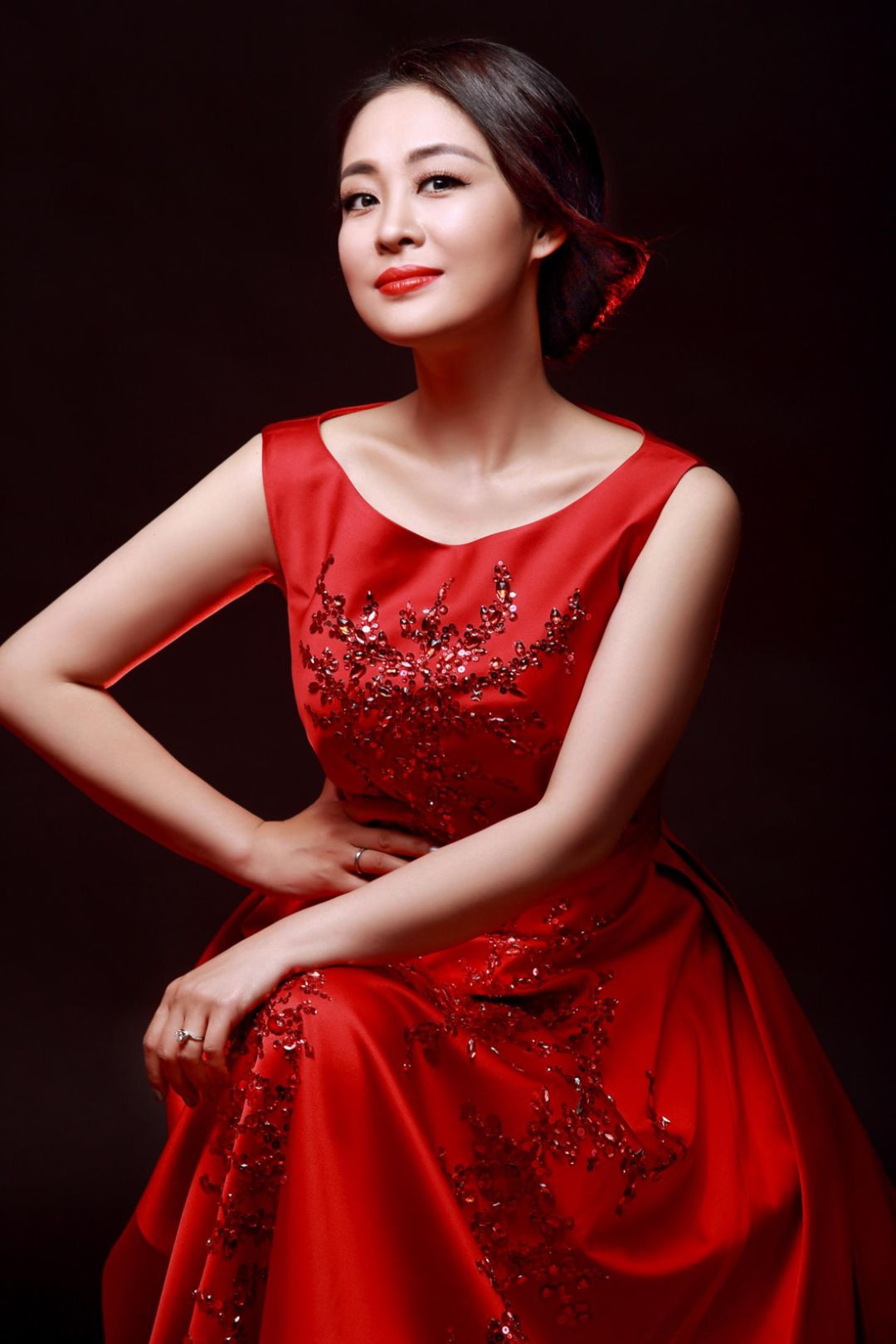 甘露露ganlulu//原海军政治部文工团独唱演员,现受聘任教于清华大学