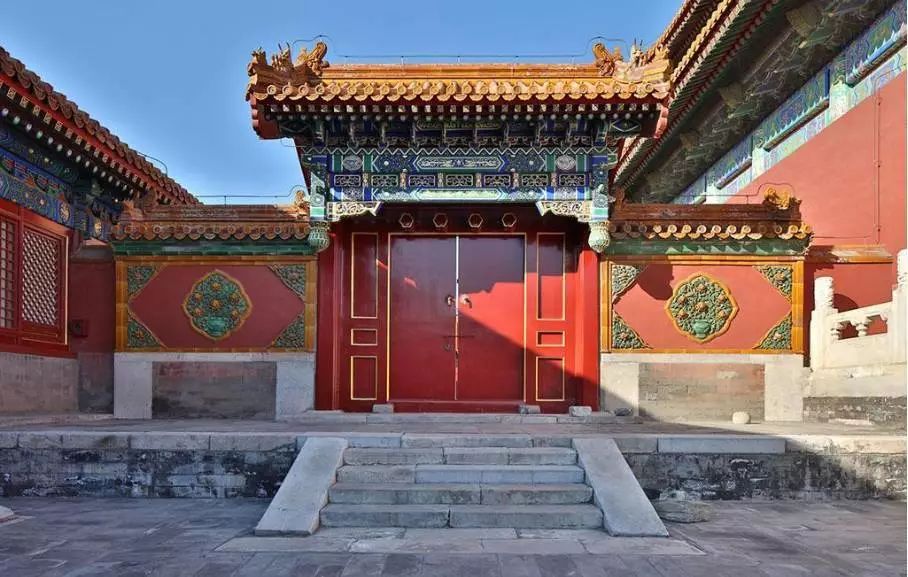 垂花门是内廷和外廷之间的分隔,外廷是主人迎来送往和举办仪式的地方