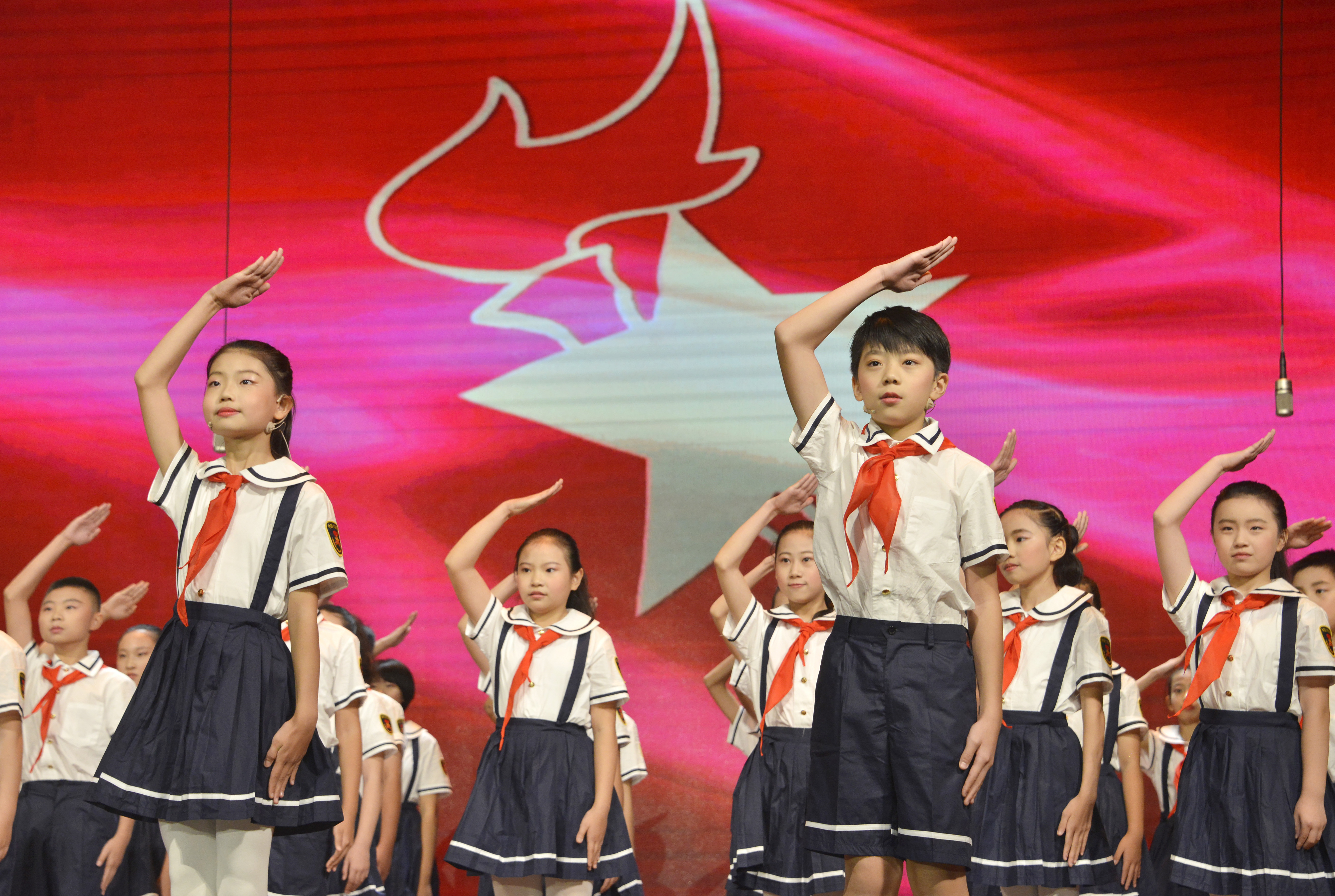 继承革命先辈的光荣传统……在新中国成立70周年,少先队建队70周年之