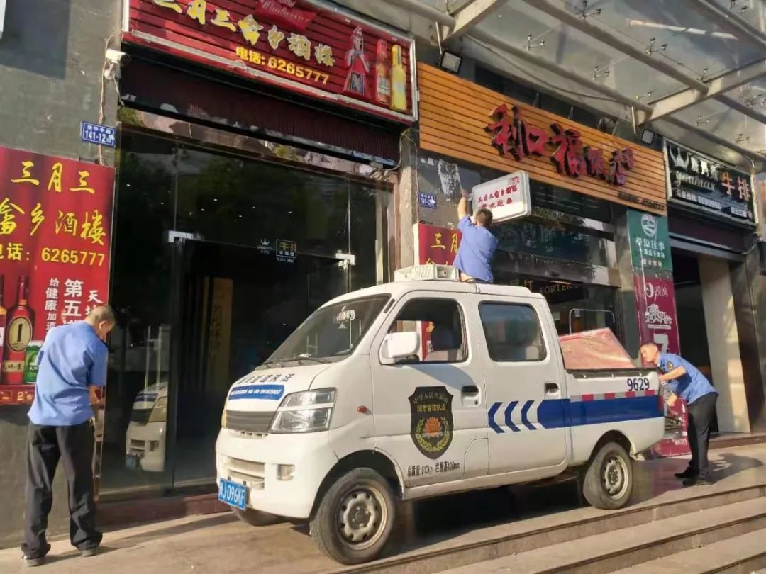 福安城管行动了,万利广场一带违反"一店一招"要求的都被拆除
