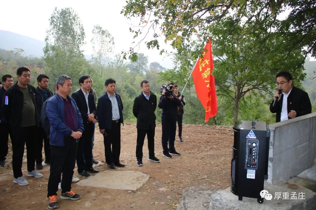 隨後,在廟嶺村孟莊鎮機關黨員跟著講解員沿著北乾渠的渠道一路向前