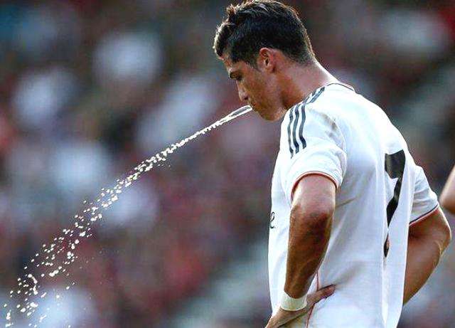 为何足球比赛中 球员喝水后会立刻吐出来?这里面学问大了!