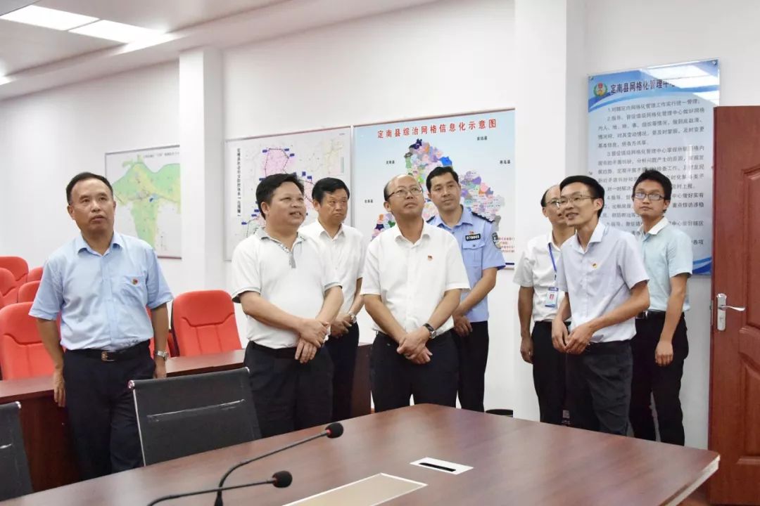 认真听,仔细看,详细问,在县公安局指挥中心,赵多仙认真听取了情况介绍