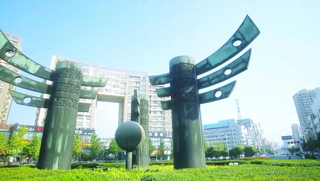 这里是安徽省铜陵市,铜陵缘铜而生,因铜而兴,在城市街道公园内随处