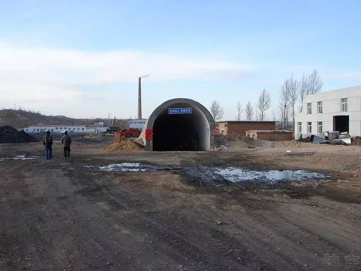 寸草塔煤矿由海勃湾矿务局建成,于1991年4月移交包头矿务局,年产煤15