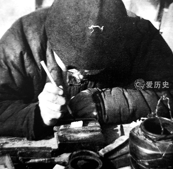 原创老北京的街头市井胡同里孩子们围着看糖画八旗子弟遛鸟斗蛐蛐