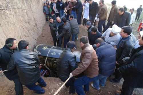 开吊日,亲友来灵前吊祭,称"吊丧","吊孝".