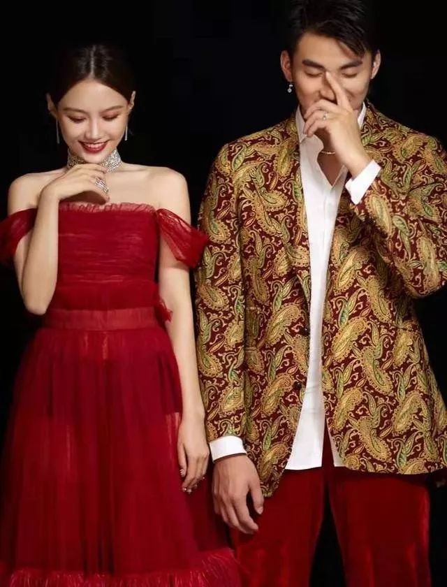 婚礼上,当于德豪向女方父亲改口称爸时,嘉宾席上的队友早已准备就绪