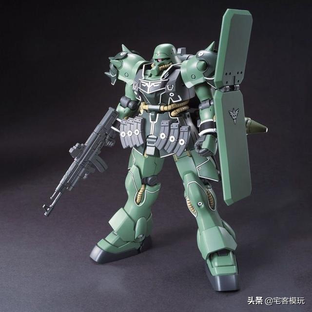 中间的是安杰洛队长机,而后方则是被光束马格南流弹擦过而爆破的瑟吉