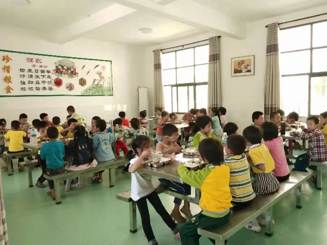 免费的午餐已成为现实对鹄山坑里小学42名学生来说以前一直有"天下没