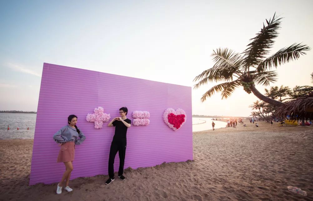 网红打卡爱心墙08搭着小红车,载着美食…美食,美景,全都要.