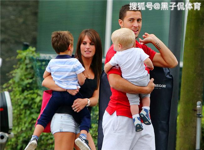 他身高1米73,却是当今足坛前10巨星,还在14岁时就追到美女同学_阿扎尔