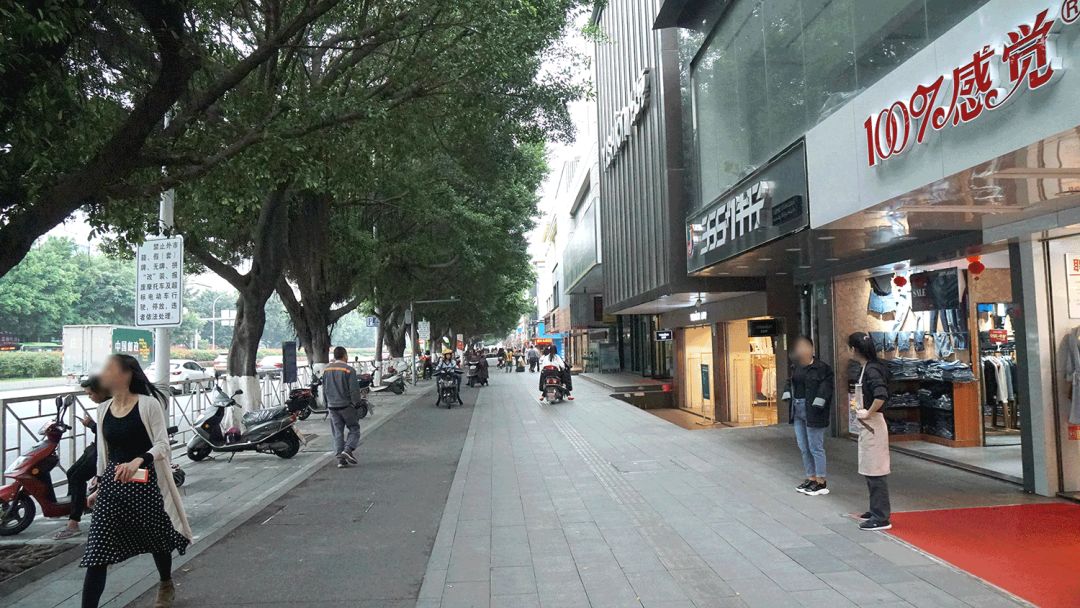 就算是万顷沙,珠江街的街坊都会来这里逛过去这里真的很繁荣买衣服,吃