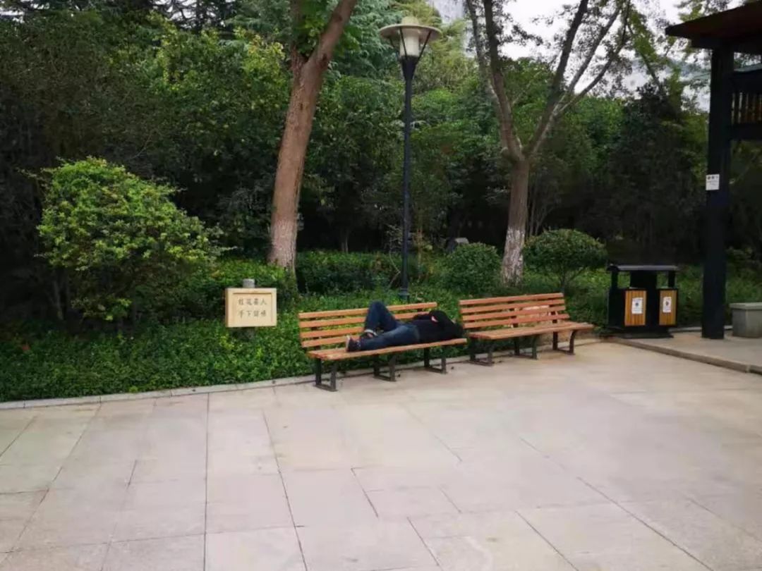 接下来 我们还将继续抓拍身边的不文明行为 希望这个曝光台上永远没有