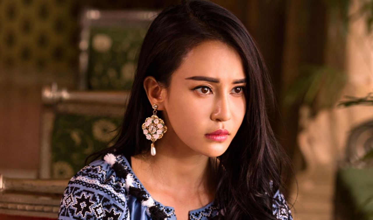 本是一名瑜伽老师,却被成龙看中一炮而红,如今32岁赚得钵满盆满_母其