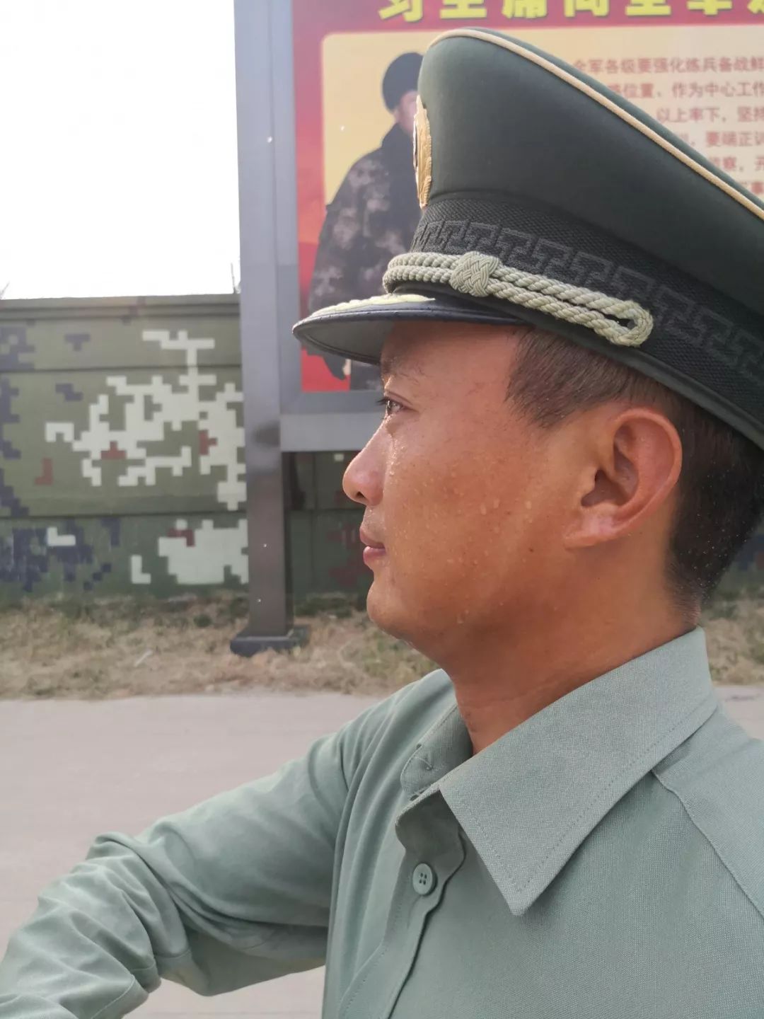 由于汗水腐蚀大檐帽两侧的帽钉都已被