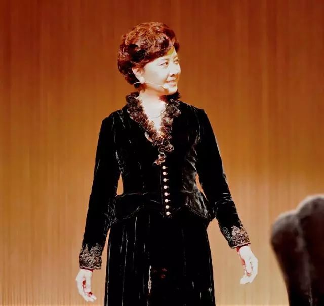 "女儿国国王"朱琳近照,开游艇出海欢快无比,66岁依然生龙活虎