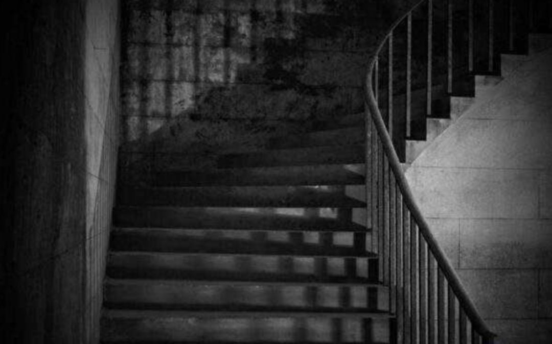 比较老,在一个80年代建的小区里,没来得及看下集的人走楼梯都没有勇气