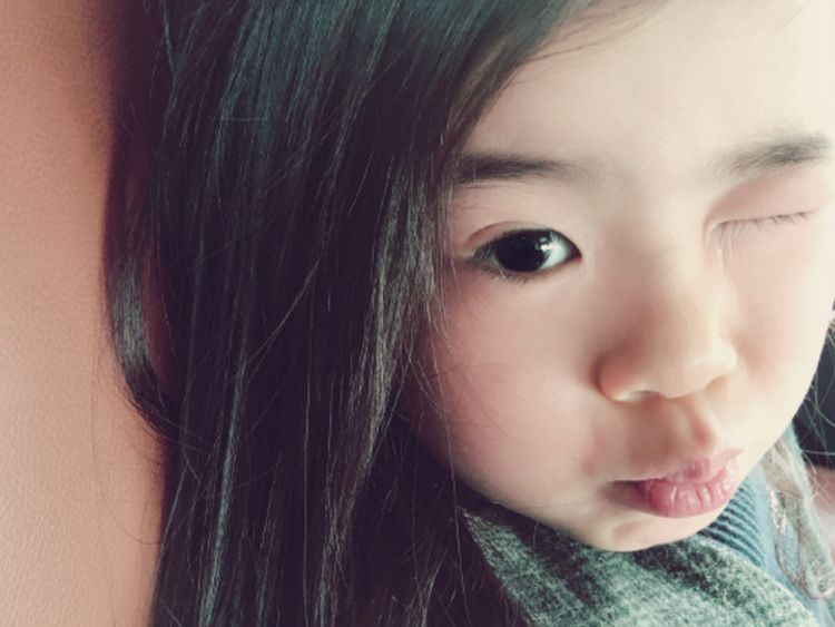 有种偏心式遗传叫哈琳,继承父母全部好基因,姐姐却长成这样!