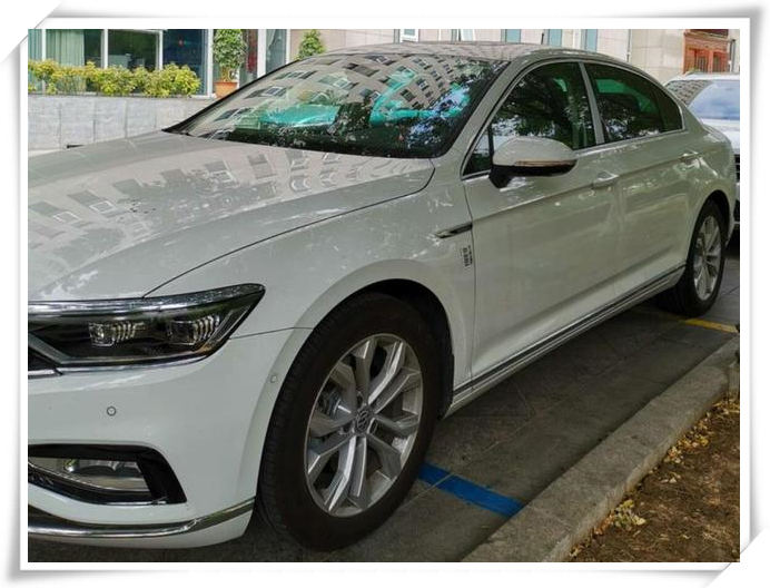 2020款一汽大众新迈腾实车现身街头车尾终于带字母能逆袭吗