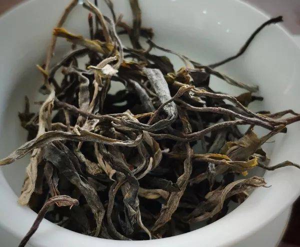 六,關於冰箱存茶適合放在冰箱的:綠茶,鐵觀音(清香型)如西湖龍井