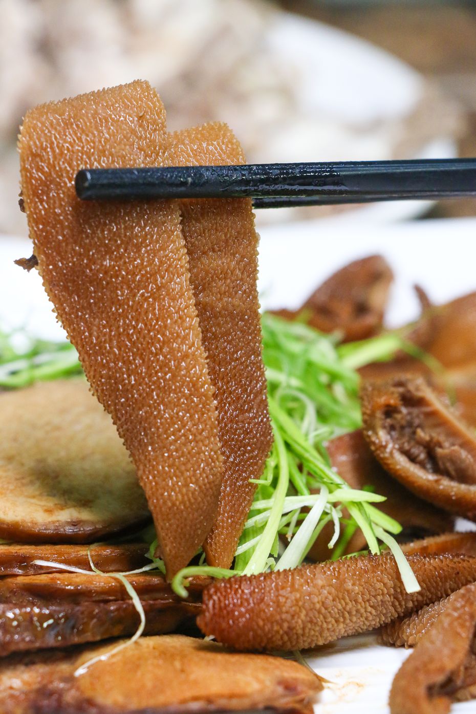 独创的羊肉松焗饭是每桌必点,而卤水三拼里有羊腱,羊肚和羊蛋,大胆的