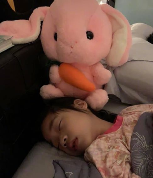 小s晒女儿睡觉照,被网友提醒!这个习惯可能导致孩子变丑!