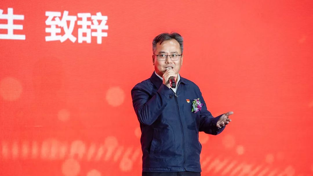 点亮"中国红"|大族智能装备lion系列光纤激光切割机荣耀发布_郭四军