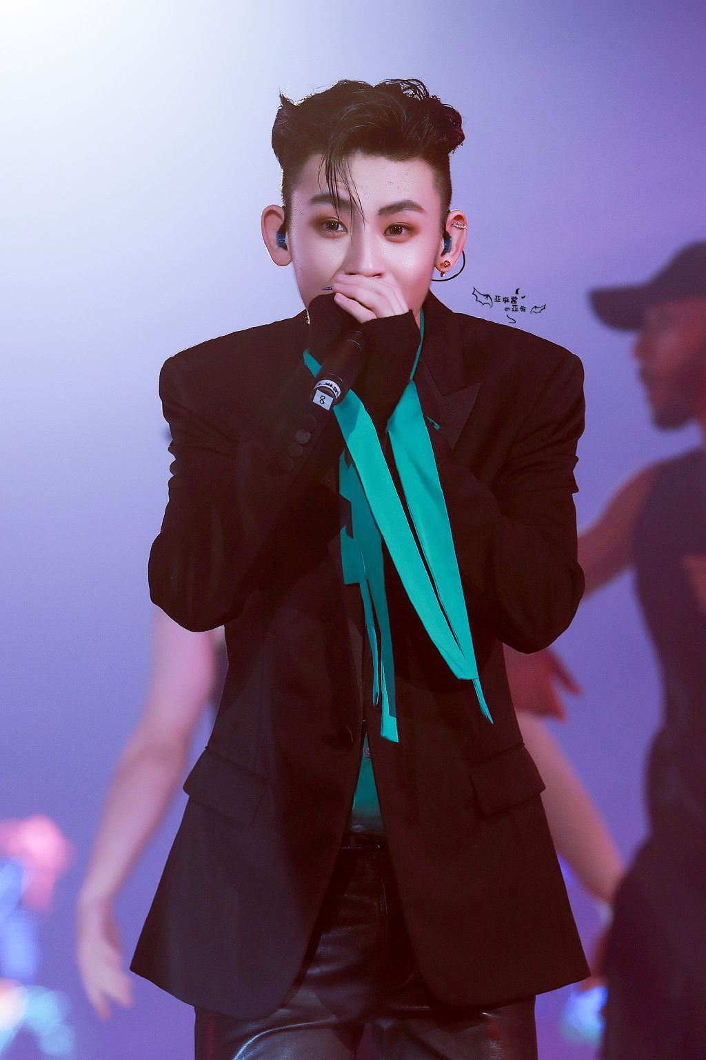 实力歌手小鬼带来绝佳舞台表演 乘着热气球come back