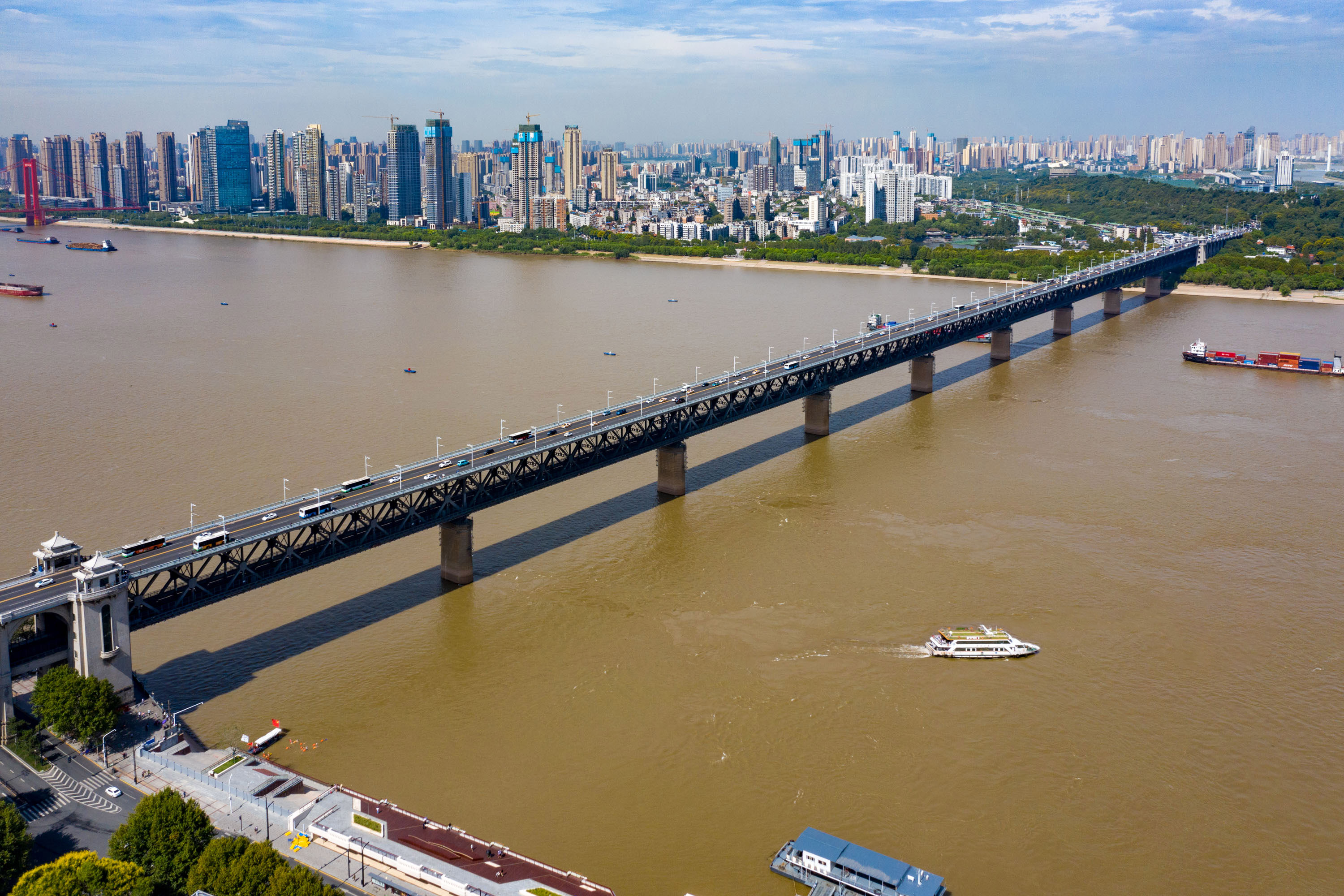 它大桥依然不垮,安若泰山,这座桥就是位于湖北武汉市的武汉长江大桥